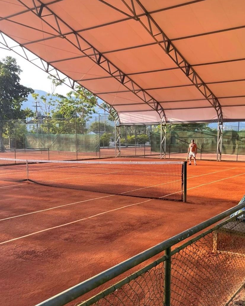 Perspectiva ilustrada da quadra de tênis coberta